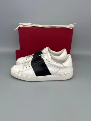 Valentino Open Sneaker Svart - • The shoes have been gently used and are in very good condition  • Size: 41 (fits true to size)  • Color: Black  • Retail price: 7280 SEK / 590€  • Box, dustbag & valentino card is included