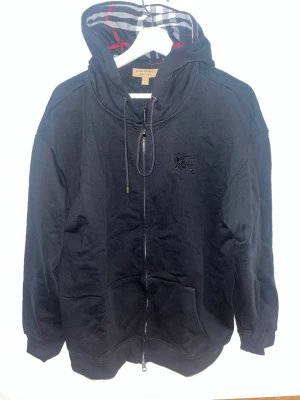 Burberry zip - Riktigt snygg burberry zip. Hade 100% haft kvar den om den inte va för stor. Ställ frågor och priset är inte hugget i sten🔥