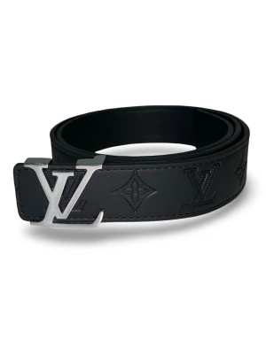 Svart bälte med silver spänne - Helt nytt, oanvänt, 110cm, Håltagare medföljer, bara att höra av sig vid minsta lilla fundering 😄