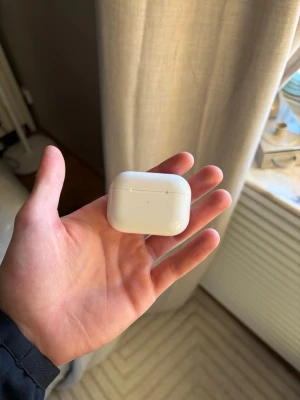 AirPods Pro - Säljer ett par Apple AirPods Pro oanvända. Fodralet och hörlurarna är rena och fungerar som de ska. Aktiv brusreducering och trådlös laddning. Perfekt för både musik och samtal. Inga synliga repor eller skador.
