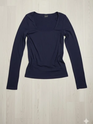 Tight tröja - gina tricot  - En helt ny marinblå långärmad tight tröja från Gina tricot, endast testad o då tog jag av lappen.. inte kommit till nytta sen dess. Jättefin urringning, klassisk från deras soft touch kollektion - storlek XS