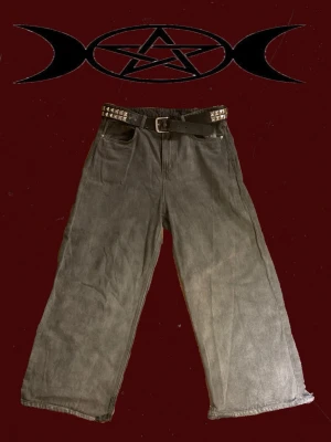 Baggy jeans - Ett par gråa jätte Baggy jeans! Har använts ganska mycket och därför är de tyg som har trampats bort vid hälarna!!