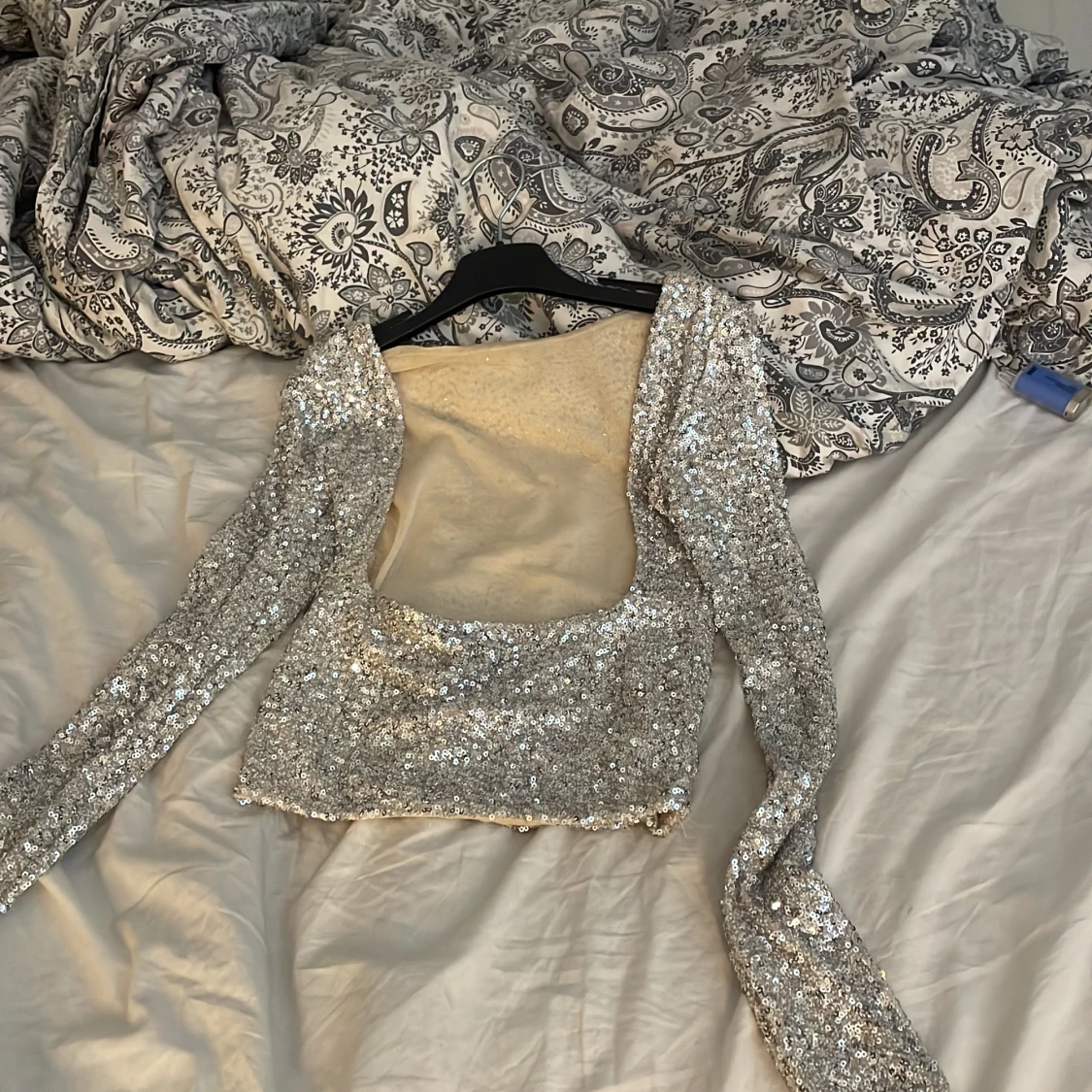 Silver paljettopp med öppen rygg Amisu - 1