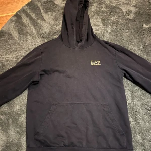 Emporio Armani hoodie  - Ea7 hoodie relativt gammal men inte så jätte använd. Storleken skulle jag säga är xs-s 