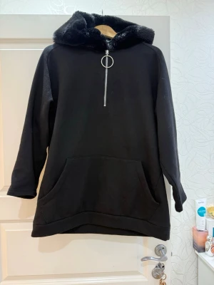 Tröja från Zara - Fleece tröjs medluva och fickor. kort dragkjedje framtill 