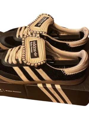 Adidas Wales Bonner sneakers  - Säljer nu mina adidas Wales bonner som är väldigt snygga! Men tyvärr så är originalsulan trasig och behövts bytas ut mot converse sulor därav priset! (Finns också jätte omärkbar defekt vid hälen). Annars hade jag sagt att dessa är i bra skick!   Storlek 41 1/2.   Box samt tillbehör ingår! ✅  Hör av er vid funderingar 🤩