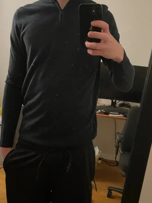 Svart half zip tröja från M&S - Svart långärmad tröja från M&S i storlek S, tillverkad i mjukt Cashmilon-material. Tröjan har en stilren half zip-detalj vid halsen och en klassisk, normal passform. Perfekt för dig som gillar enkel och clean stil.                                  Passar small och även x-small. Priset går o pruta