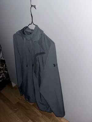 Helt ny under Arnour  dress st M  - Säljer ett par  slides med öppen tå och bred rem över foten. Remmen har ett diskret geometriskt mönster i mörkbrunt och svart. Perfekta att glida runt i hemma eller när du vill vara chill. Snygg och enkel design som passar till det mesta. Helt ny dress oanvänd 