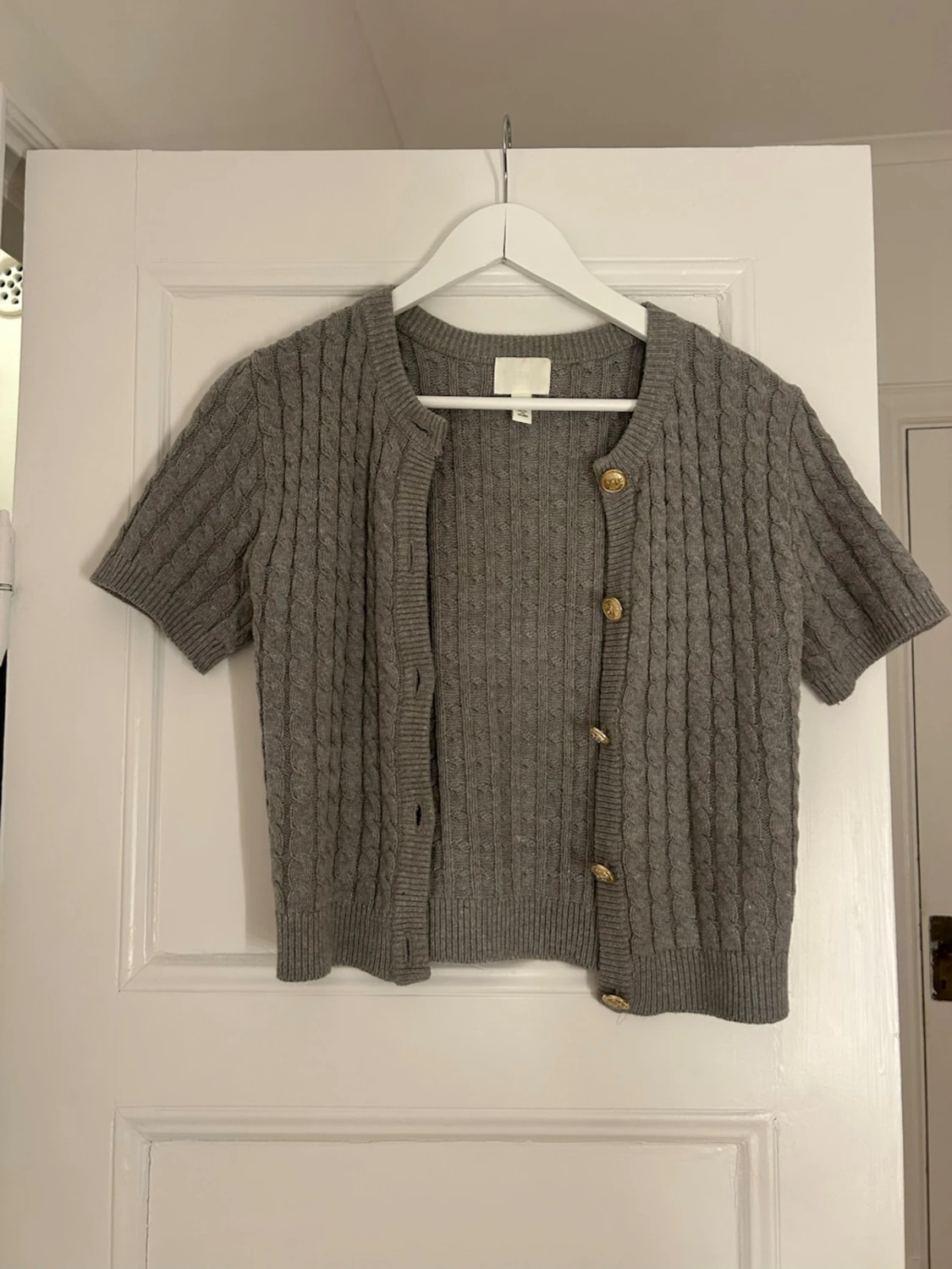 Grå kortärmad kofta med knappar - 1