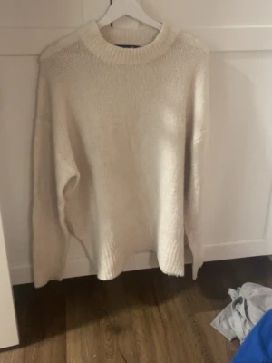 Beige stickad tröja från 157 - Mysig beige stickad tröja från lager  157, perfekt för lager på lager under kyliga dagar. ber om ursäkt för bilderna, min mobil är lite paj. nästan oanvänd. storlek S men passar som M
