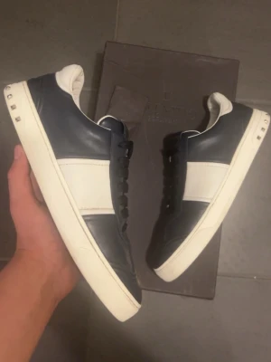 Valentino flycrews skor - Säljer ett Par Valentino flycrews skor i  Fint skick Skick: 9,5/10🧮  Inkluderat: box & etikett ingår!♦️  Pris: 3399kr kr ej hugget i sten🎗️  Storlek: 40♣️  Snabbaffär = priset sänks-SERIÖSA BUD🔓   