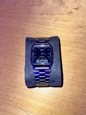 Casio aq230 klocka - Säljer en klocka från casio, silver armband och svart urtavla, passar till allt!