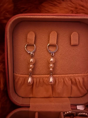 Snygga örhängen  - Egengjorda. Rostfritt stål. Postar oftast samma eller dagen efter köp 