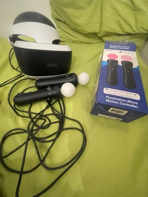 PlayStation VR med Move Motion Controllers - PlayStation VR-headset med två PlayStation Move Motion Controllers och originalkartong. Allt ser ut att vara i gott skick med mindre tecken på användning. Perfekt för en uppslukande spelupplevelse på PS4. Kablar och tillbehör medföljer.
