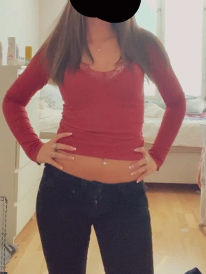 Röd långärmad topp med spets - Säljer en söt röd topp förlåt för dåliga bilder  den har inga defekter alls!❤️