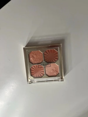 Sence ögonskuggs palett  - Säljer då den inte kommer till användning. Den är ej använd. Helt ny.