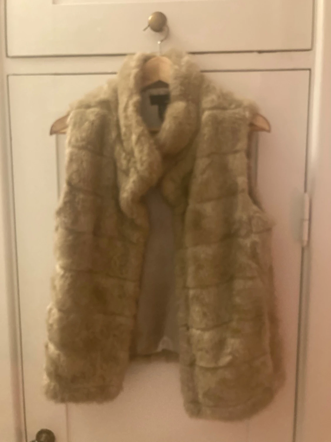 Beige fluffig pälsväst