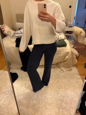 Blå  byxor från Gina Tricot - Säljer ett par mörkblå byxor från Gina Tricot i storlek 36. Byxorna har en snygg, utsvängd passform och är gjorda i ett mjukt bomullsmaterial. Perfekta för dig som gillar en trendig och bekväm stil.