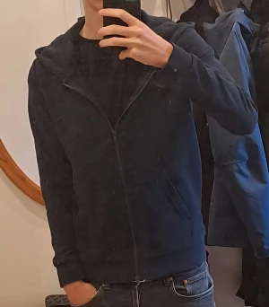 Jack & Jones zip up hoodie - Jack & Jones zip up hoodie i mörkblå, storlek 164, passar även för 170 och xs.