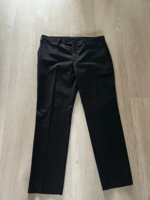 Svarta kostymbyxor i storlek 36/32 - Köpta för en festkväll för 1 år sedan, legat i flyttkartong efter det tillfället då jag gått ner 14 kilo:) nypris 800kr från dressman