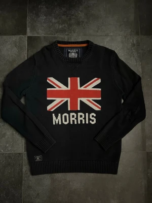 Morris stickad tröja - Tjena, säljer nu denna riktigt snygga och populära Morris stickade tröjan, den är i ganska bra skick men aningen solblekt, hör av er vid frågor och funderingar🙌🤝