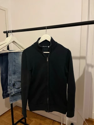 Full Zip Dobber Cardigan - Tjena, säljer en full zip cardigan från märket dobber. Tröjan är köpt på mq och är använd men väldigt fint skick, storlek s. Hör av dig vid frågor!