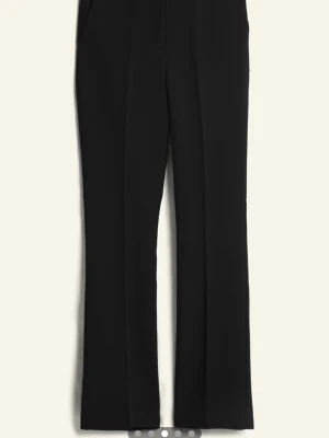 Bikbok Vilma mid waist svarta kostymbyxor  - Svarta kostymbyxor med rak passform från Bikbok. Byxorna har mid waist, pressveck och sidfickor. Nästan aldrig använda, kanske 2-3 gånger