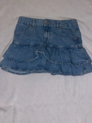 Jeans kjol Zara - Hej, jag säljer den här jättefina jeanskjolen från Zara som inte har kommit till användning, storlek 164 och den passar mig som också har xs. 