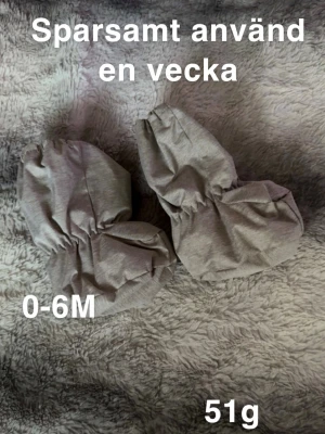 Grå babytossar 0-6 månader - Mjuka och praktiska grå babytossar som passar för de allra minsta, 0-6 månader. Tossarna har resår vid foten för att sitta bra och är tillverkade i ett lent och bekvämt material. Perfekta för att hålla små fötter varma under kyliga dagar🌸 .Sparsamt använda i en vecka. Stl 0-6 månader 