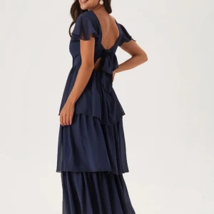 Mörkblå balklänning  - Jätte fin mörkblå klänning med öppen knytbar rygg. Storlek xs.