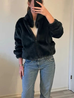 Mörkblå trendig faux fur jacka Next - Så fin!! Endast använd en gång. Är strl 15 år men passar XS/S bäst.