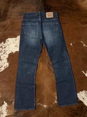 Levis 507 - Tjena! Säljer dessa riktigt snygga Levis 507 bootcut, byxorna är i fint skick och är i storlek W32/L34, hör av dig vid funderingar!🙌