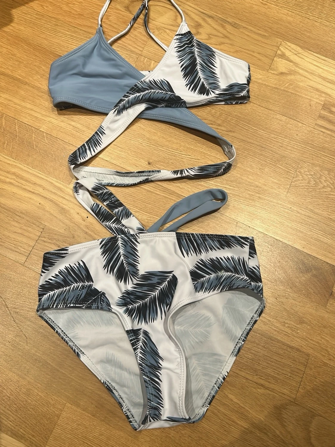 Blåvit bikini med palmbladsmönster