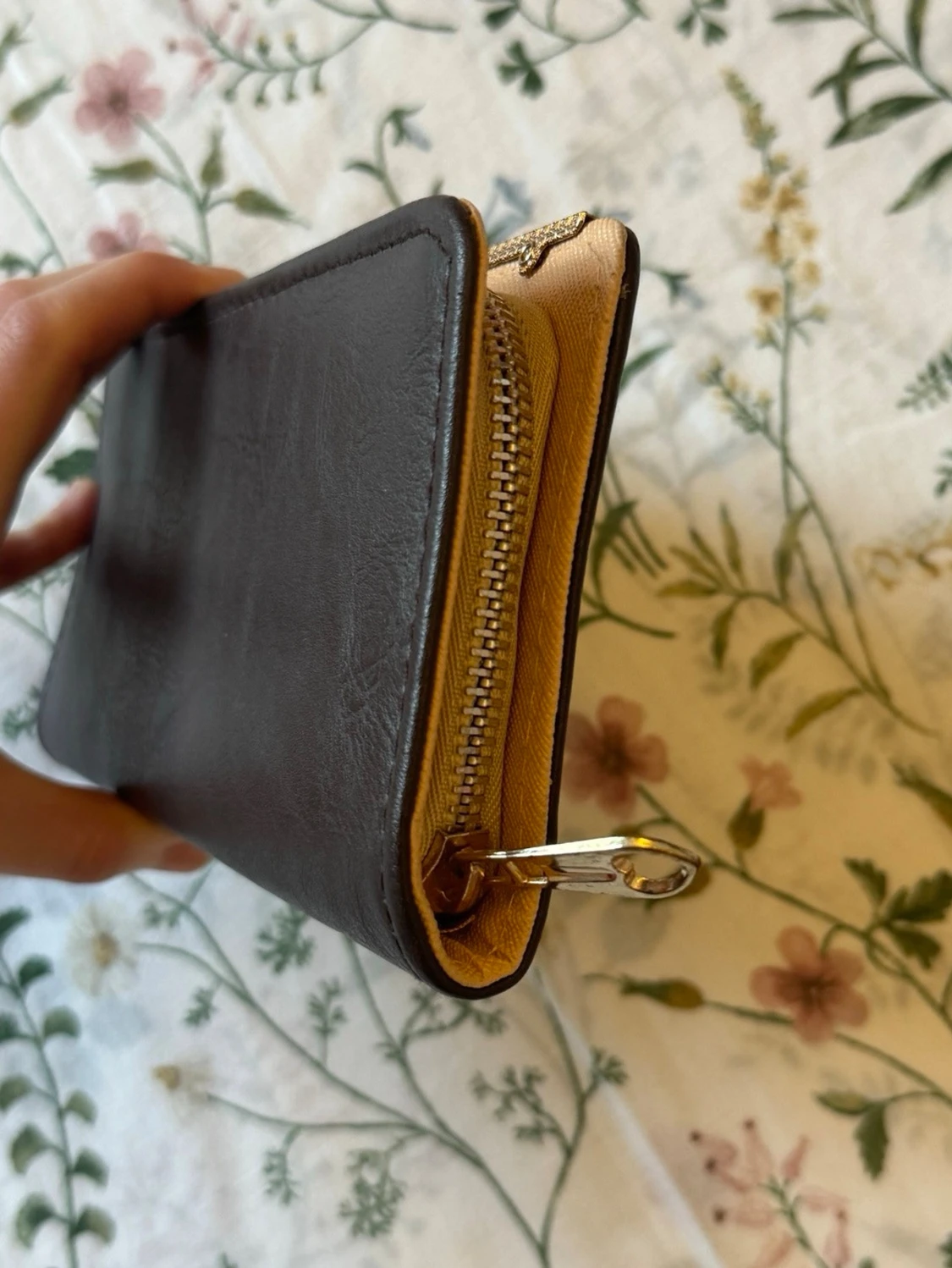 Plånbok med gulddetaljer och blommor - 2