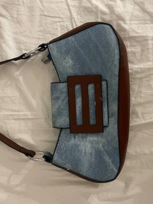 Blå axelväska med bruna detaljer - Skit cool och snygg väska 