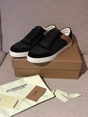 Burberry skor - Snygga Burberry skor!                                       Perfekta om du vill vara lite mer fin på vardagen.🤩 hör av dig vid frågor osv🤝🏻