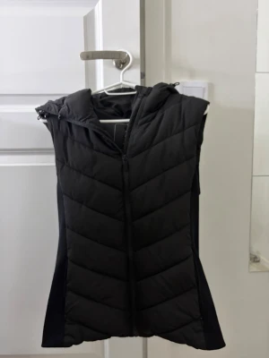 Zara väst - Säljer en svart dunväst från Zara i storlek S. Typ helt ny använt den två tre gånger, är i bra skick 