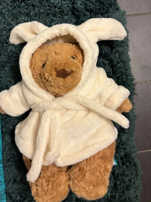Jellycat Bartholomew bear bathrobe outfit - Jag säljer en Jellycat Bartholomew bear bathrobe outfit i storlek medium. Den är helt ny och oanvänd. Jag fick två stycken i julklapp och säljer därför den ena.