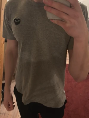 Comme des garcons t-shirt - Säljer denna cdg tröjan. Inga defekter med den eller problem, om du har några funderingar om själva tröjan är det bara att fråga!😊