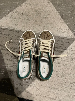 Gucci tennis 1977 herr - Ca 2 år gamla men är som nya, rengjorda och redo. Storlek 42, riktigt sköna skor inga fel alls 