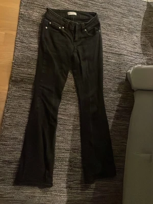 Svarta bootcut jeans från Perfect Jeans - Svarta jeans med bootcut-snitt från Perfect Jeans. Snygga detaljer med stora bakfickor och silverfärgade knappar. Klassisk femficksmodell och stretchigt material som sitter skönt. Perfekt för dig som gillar en lite vidare passform nertill. Säljer dessa då de är för korta och tucker även inte om dessa. 