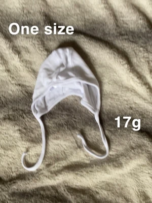 Tunn hjälmmössa - Sparsamt använd. Står one size. Har två likadana i samma storlek. Den andra ligger i en annan annons   