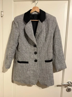 Kappa med trekvarts ärm  - Skön kappa/kavaj med kortare ärmar och längre modell. Väldigt snygg att ha både inne som ute.