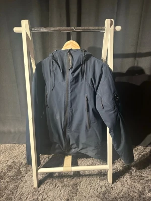 C.P. Company Jacka - C.P. Company Jacka Storlek: M Färg: Mörkblå Skick: 9/10 Hör av er vid fler frågor eller funderingar!✌️// Hugo 
