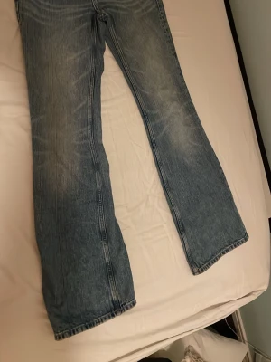 Weekday blå raka lågmidjade bootcut jeans - Säljer ett par blåa weekday jeans i modellen arrow med bootcut . Jeansen har låg midja,  Snygga jeans som passar till både vardag och fest. Köpt för 600kr säljs för 400