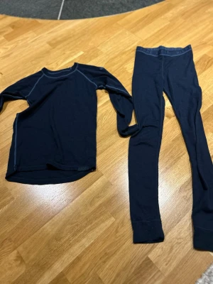 Underställ i merinoull  - Underställ i två delar ,merinoull (Pierre Robert) 146/152. Mörkblått 