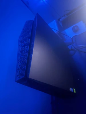 Asus rog dator skit bra för gaming - Asus rog dator skit bra för gaming. stationär gamingdator med modern design och kraftfull ventilation. Utrustad med NVIDIA och Intel sticker, flera USB-portar och anslutningar. Chassit ser ut att vara i gott skick utan synligt slitage eller defekter. Perfekt för gaming och krävande applikationer.