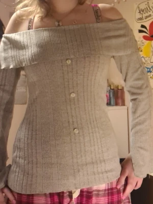 Beige offshoulder stickad tröja - Säljer en jätte söt grå långärmad tröja. Den är off Shoulder och är ett ganska tunt typ men väldigt lent. Skriv om ni har frågor eller vill ha mer bilder💕 står M men passar som S