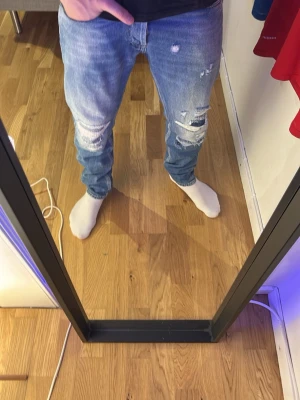 Snygga Donup jeans med slitningar - Säljer ett par feta donup jeans. Modellen är dian och har storlek 30. Jag är ungefär 174 och väger 66 kg. Tycker jeansen är lite tajt just vid midjan. Jeansen är knappt använda, bara några fåtal gånger! Inga defekter eller fel! Nypris ca ~1800