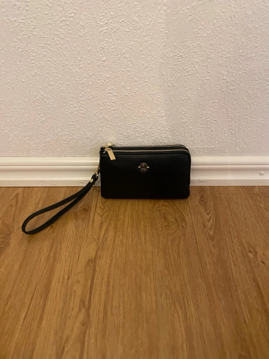 Svart plånbok med gulddetaljer från N - 1